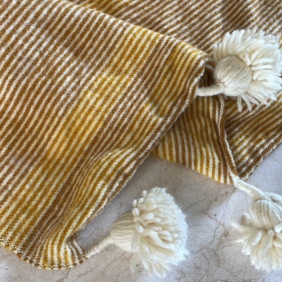 Moroccan wool throw with pom pom tassel detail - Picture 3 of 3